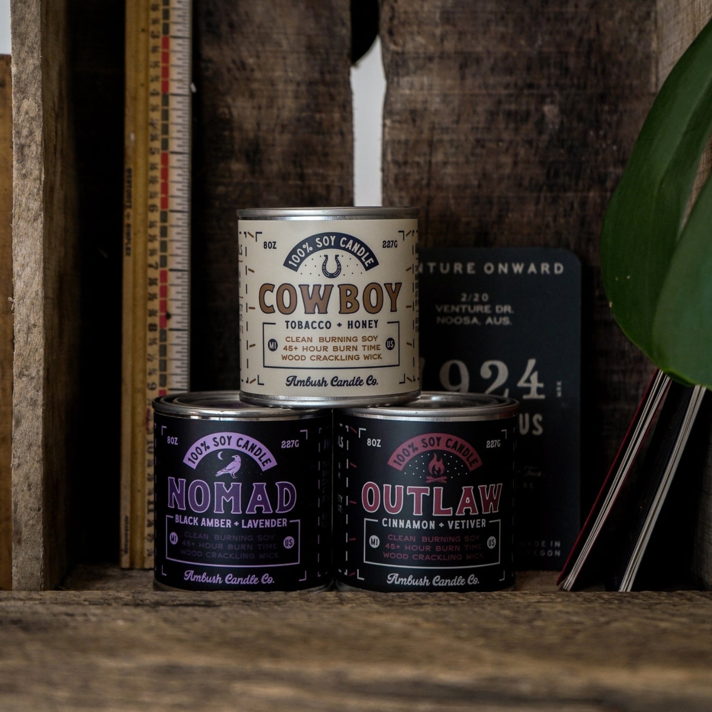100% eco-friendly, vegan, and recyclable rugged candle with honey and tobacco scents, featuring sustainable packaging.