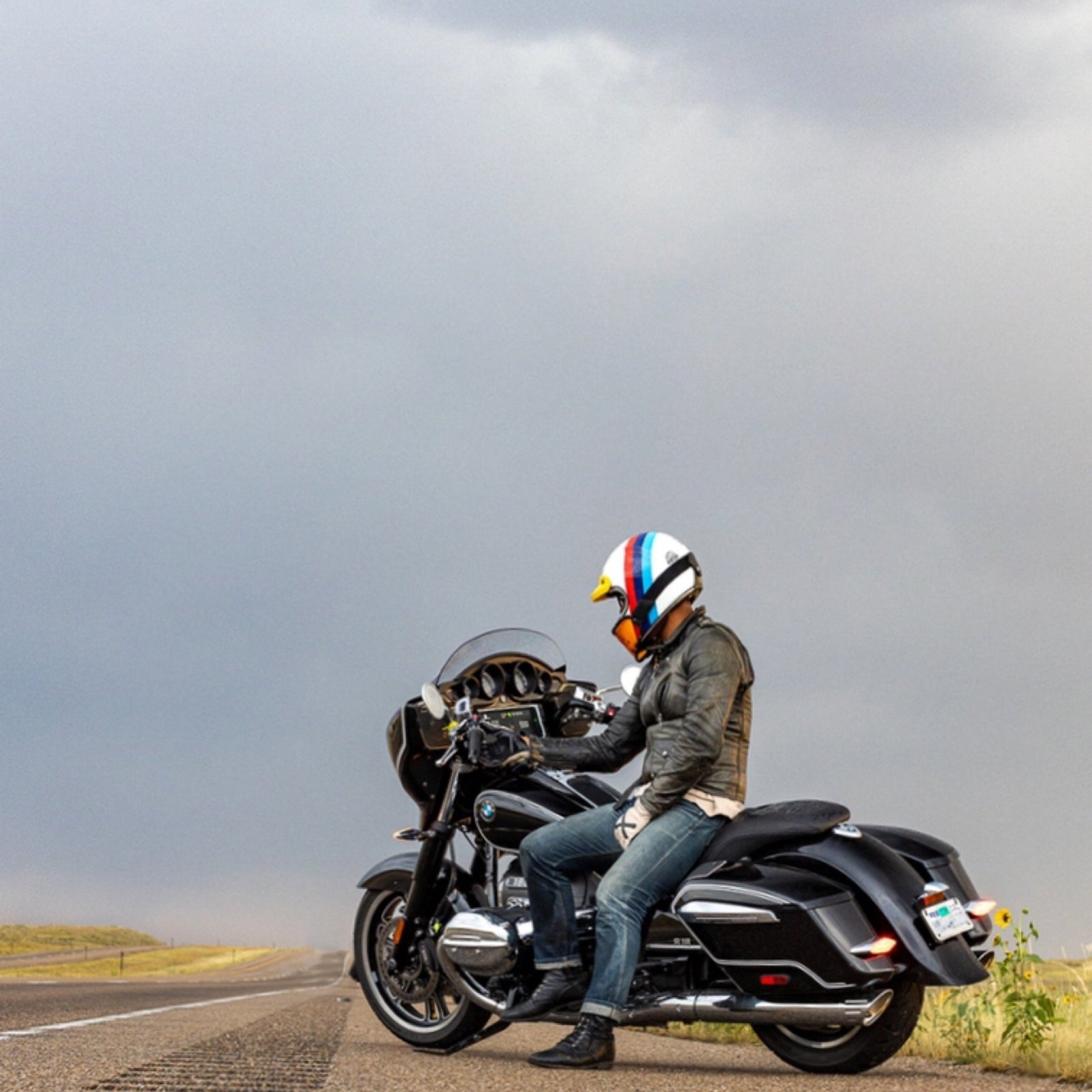 Alexander Guang Full Face Bavarian Three Stripe Moto-Rolla motorcycle helmet, unique color scheme, premium design for motorcycle riders.