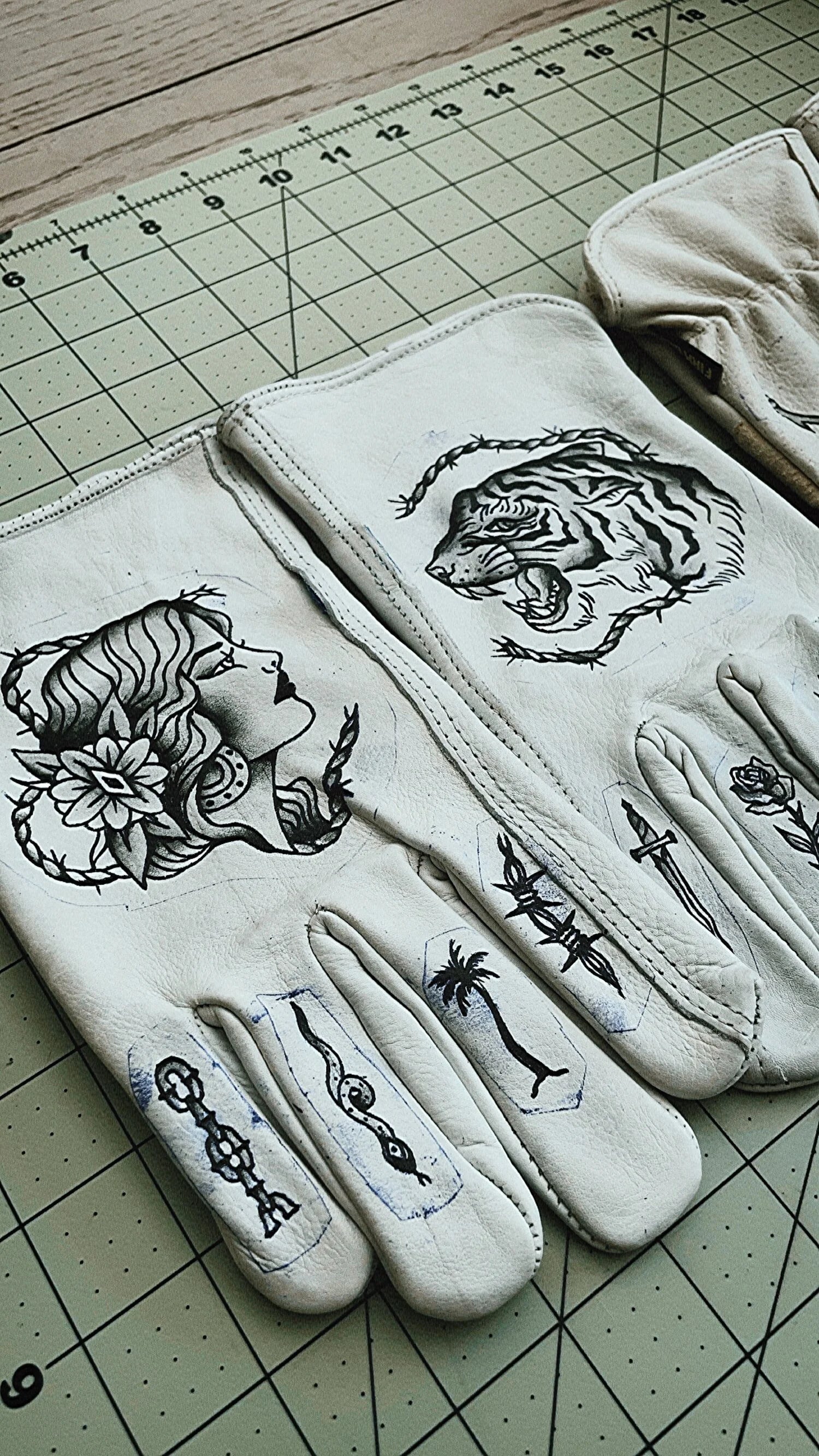 MARA TATTOO GLOVES