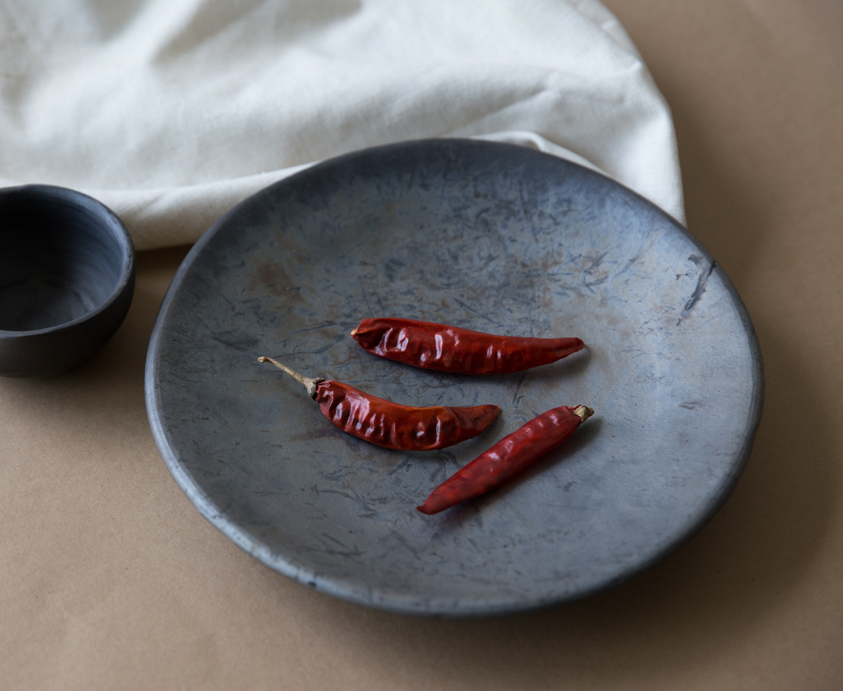 PALO SANTO Black Clay Dinner Plate