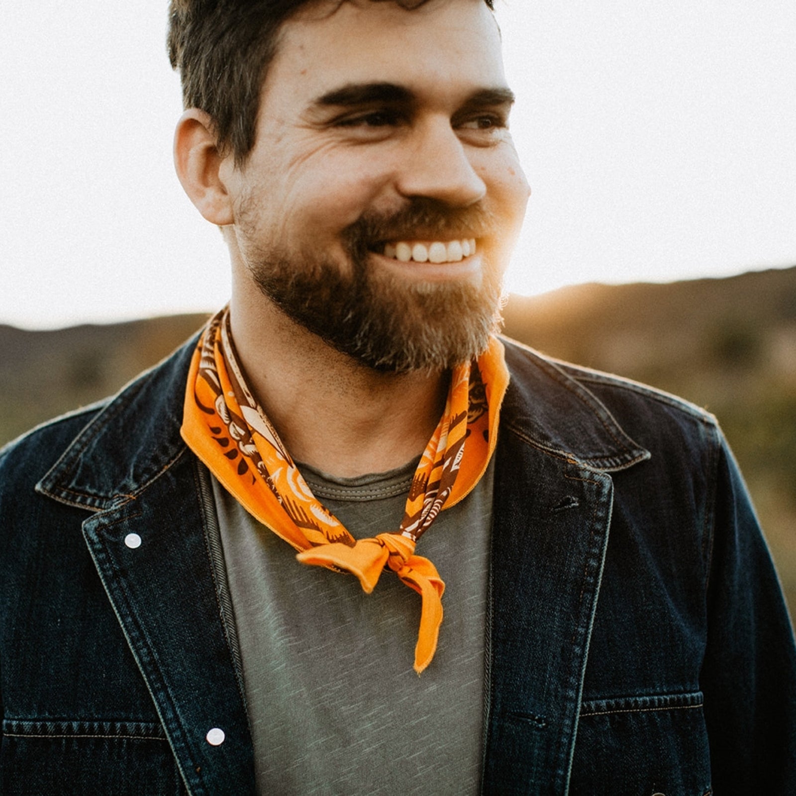 Bandana featuring skull and arrows design, stylish and edgy accessory for a bold, western-inspired look.