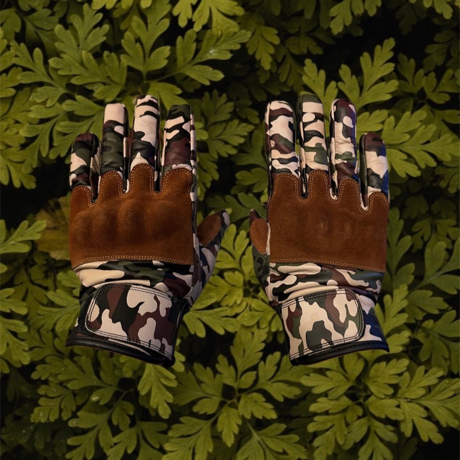 Jungle camouflage motorcycle gloves for street riding and protective gear.