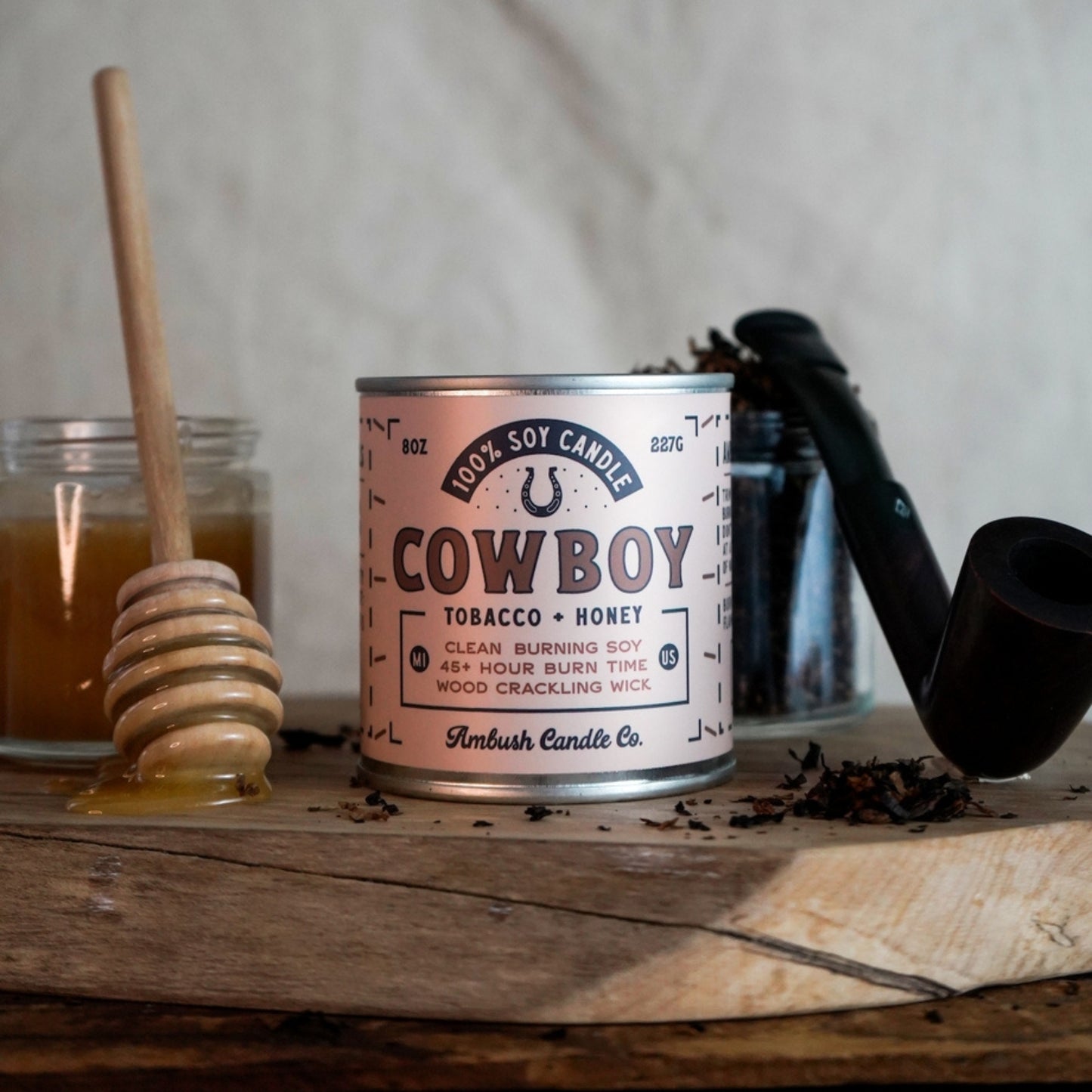 100% eco-friendly, vegan, and recyclable rugged candle with honey and tobacco scents, featuring sustainable packaging.