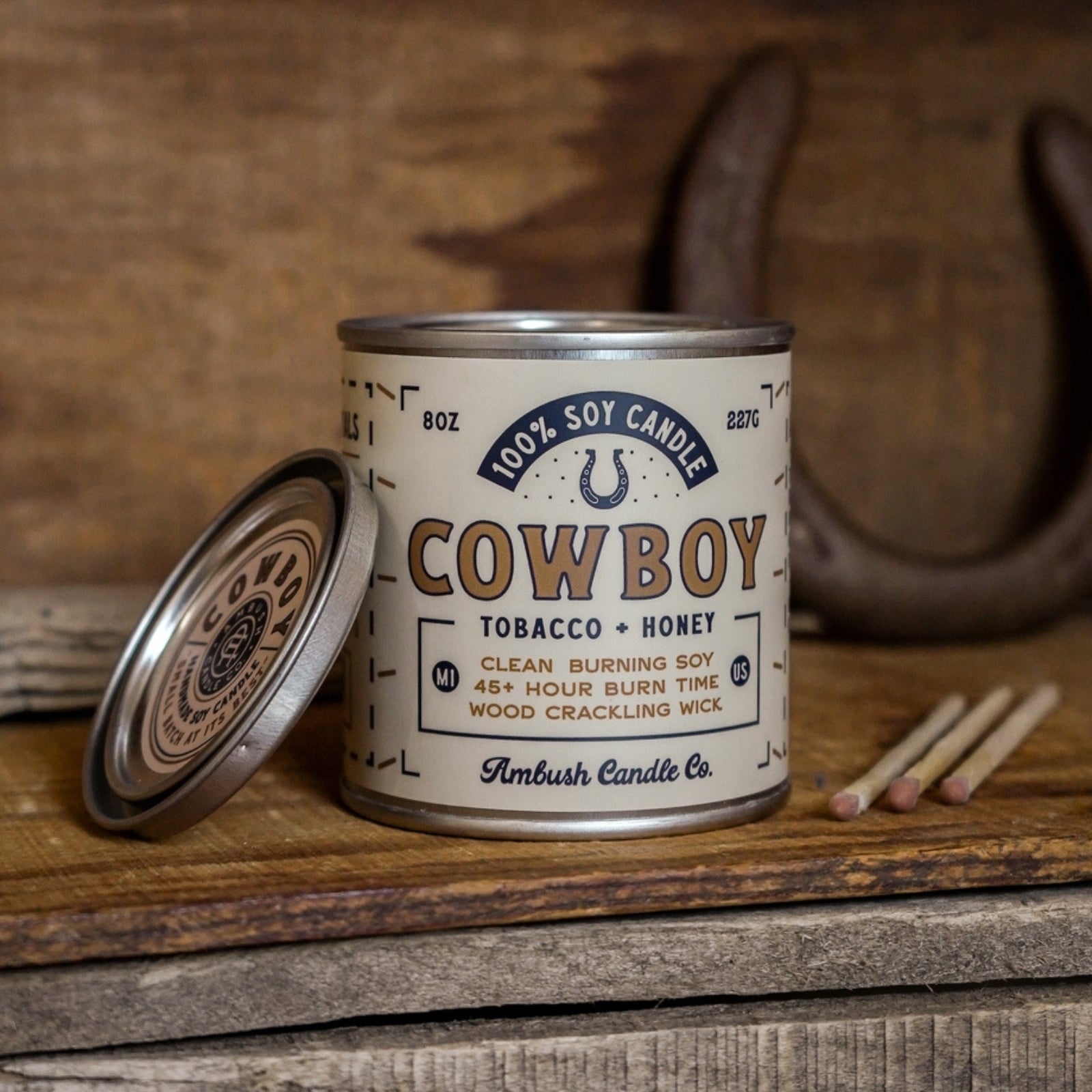 100% eco-friendly, vegan, and recyclable rugged candle with honey and tobacco scents, featuring sustainable packaging.