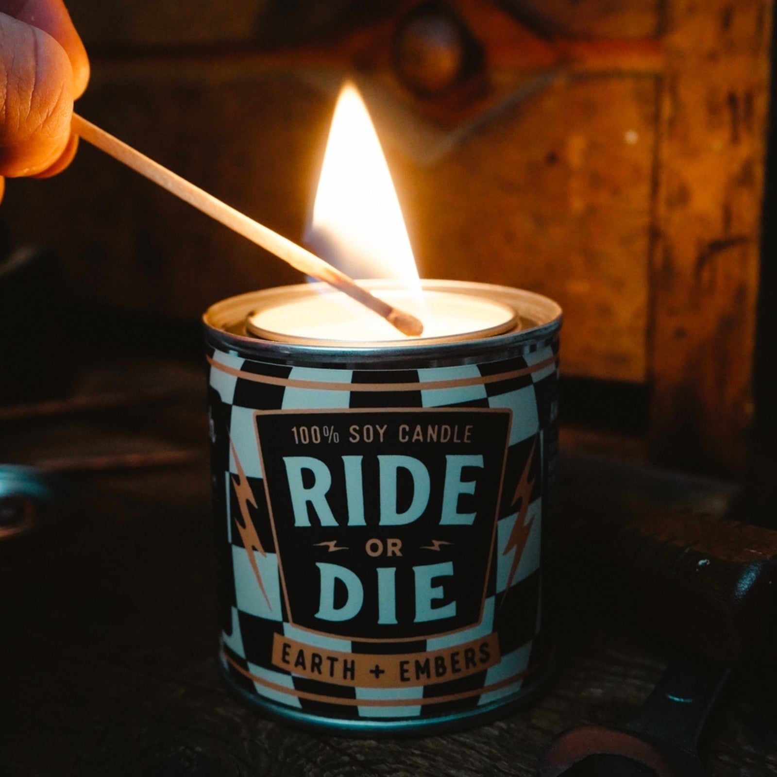 100% eco-friendly, vegan, and recyclable rugged candle with earth, embers and clove scents, featuring sustainable packaging.