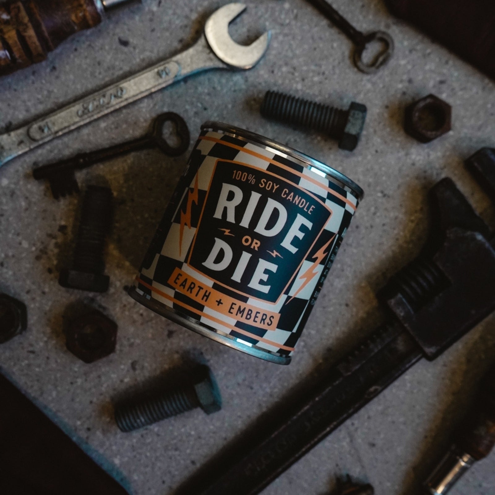 100% eco-friendly, vegan, and recyclable rugged candle with earth, embers and clove scents, featuring sustainable packaging.