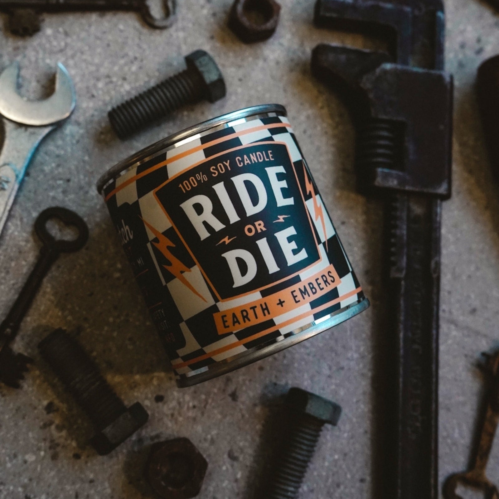 100% eco-friendly, vegan, and recyclable rugged candle with earth, embers and clove scents, featuring sustainable packaging.