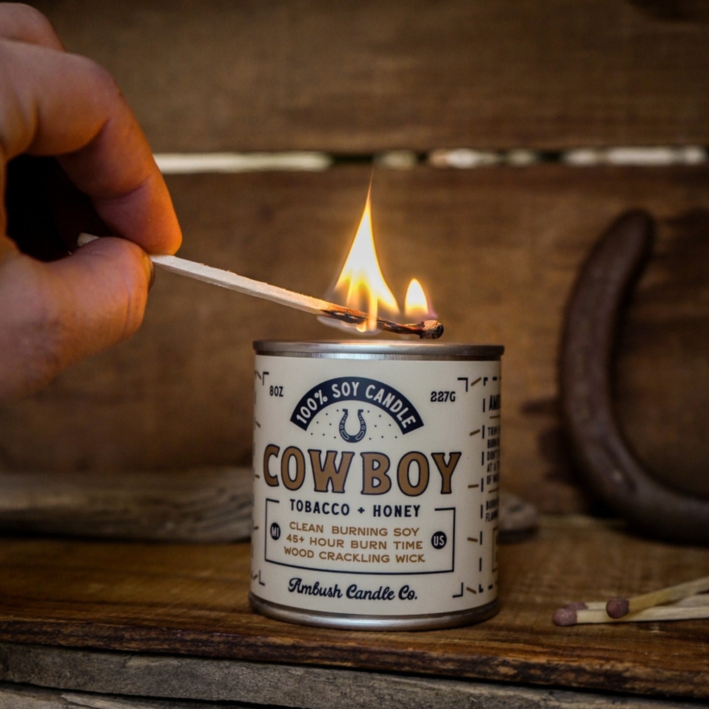 100% eco-friendly, vegan, and recyclable rugged candle with honey and tobacco scents, featuring sustainable packaging.