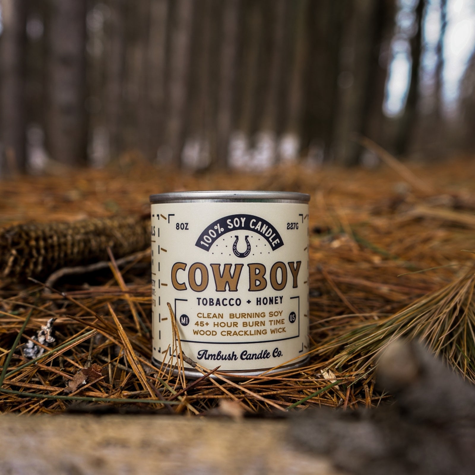 100% eco-friendly, vegan, and recyclable rugged candle with honey and tobacco scents, featuring sustainable packaging.