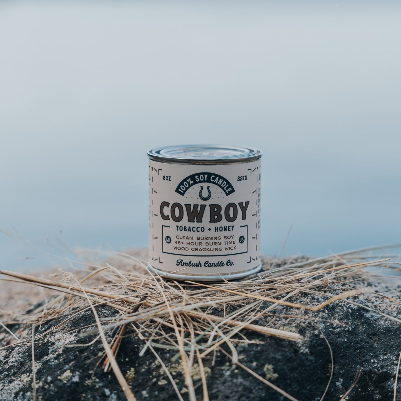 100% eco-friendly, vegan, and recyclable rugged candle with honey and tobacco scents, featuring sustainable packaging.