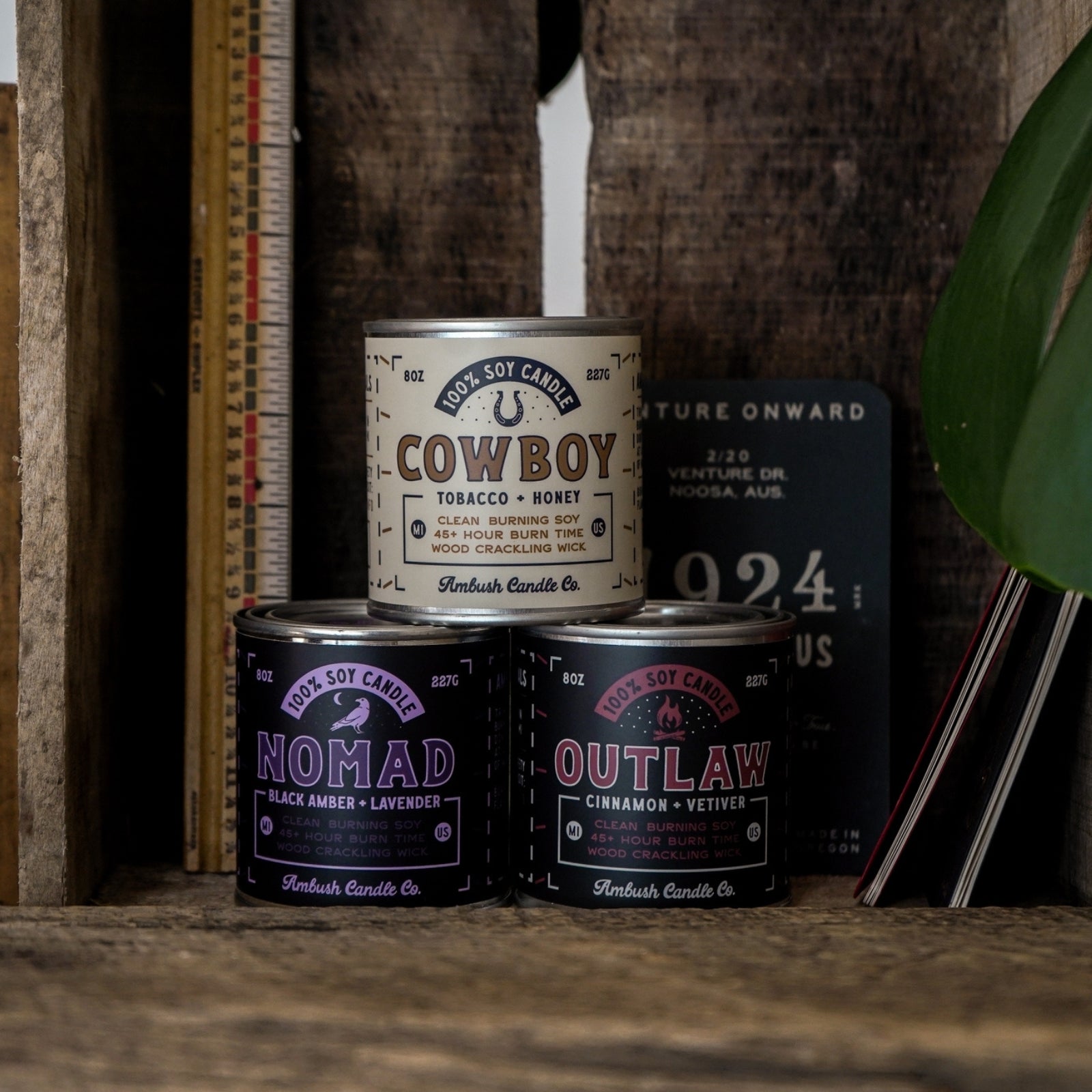 100% eco-friendly, vegan, and recyclable rugged candle with honey and tobacco scents, featuring sustainable packaging.