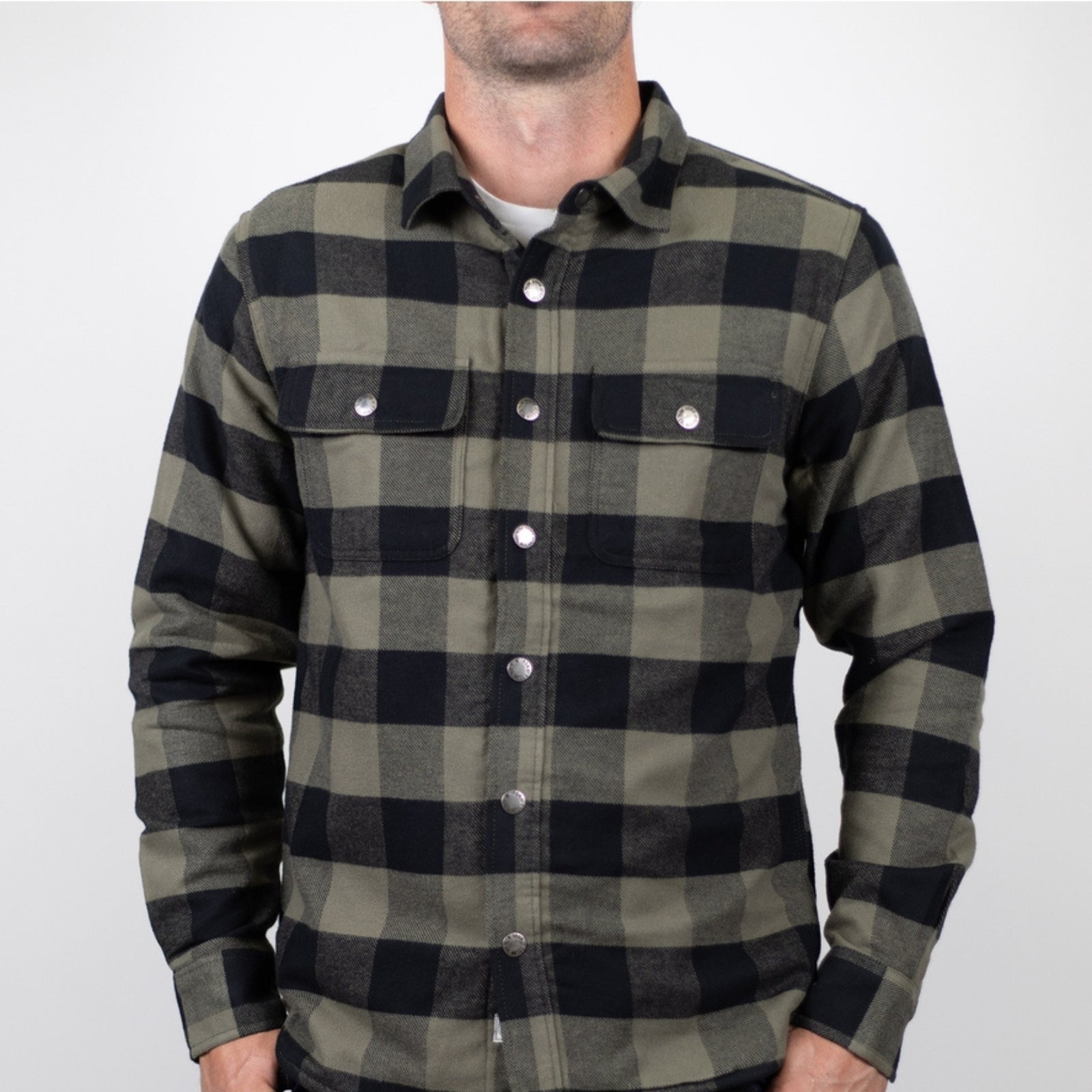 Soft checkered flannel shirt with long sleeves and button-down closure, made of 100% cotton