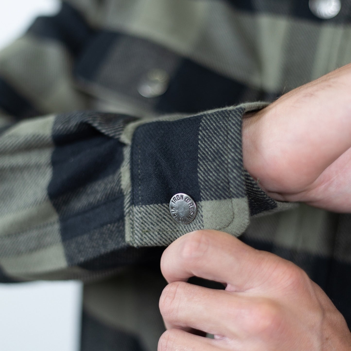 Soft checkered flannel shirt with long sleeves and button-down closure, made of 100% cotton