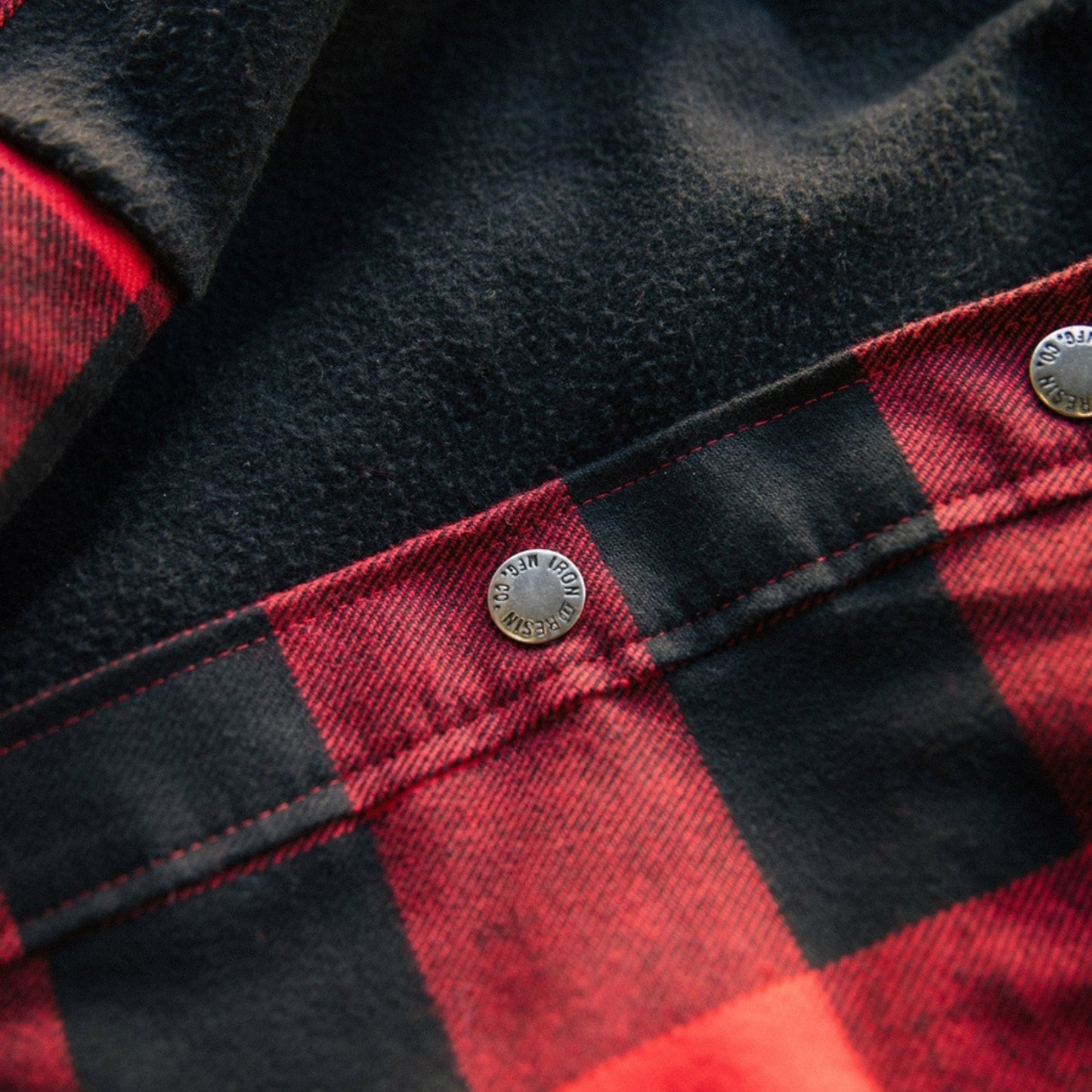 Soft checkered flannel shirt with long sleeves and button-down closure, made of 100% cotton