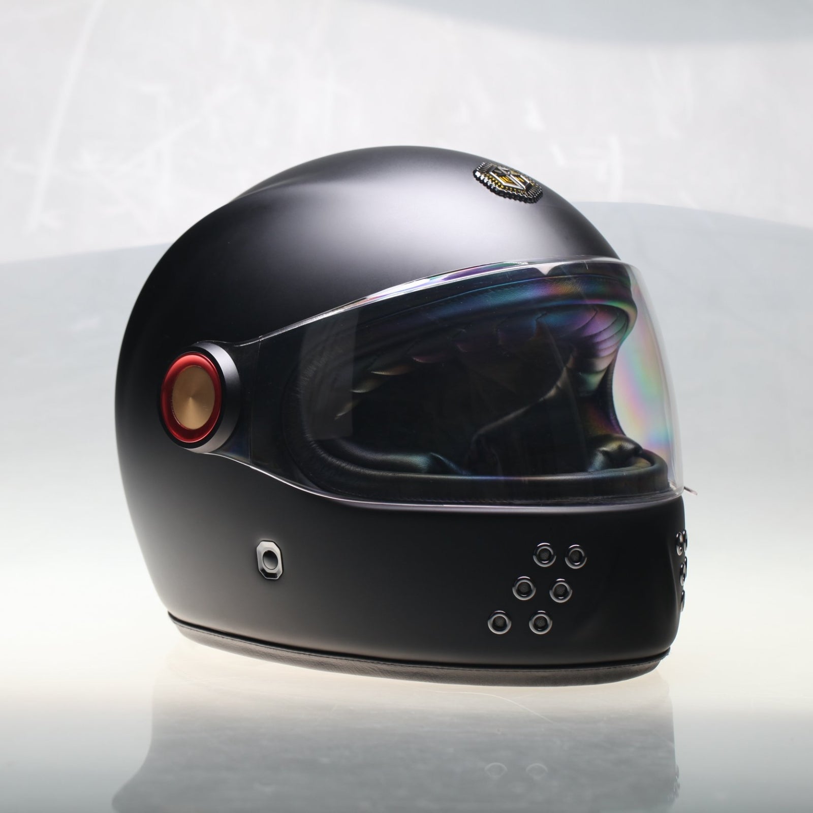 Alexander Guang Full Face 2.0 motorcycle helmet with snap-down visor, aerodynamic design.