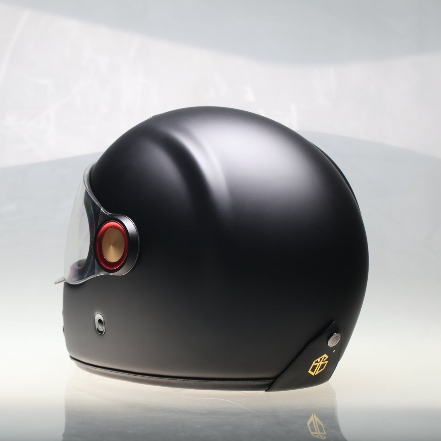 Alexander Guang Full Face 2.0 motorcycle helmet with snap-down visor, aerodynamic design.