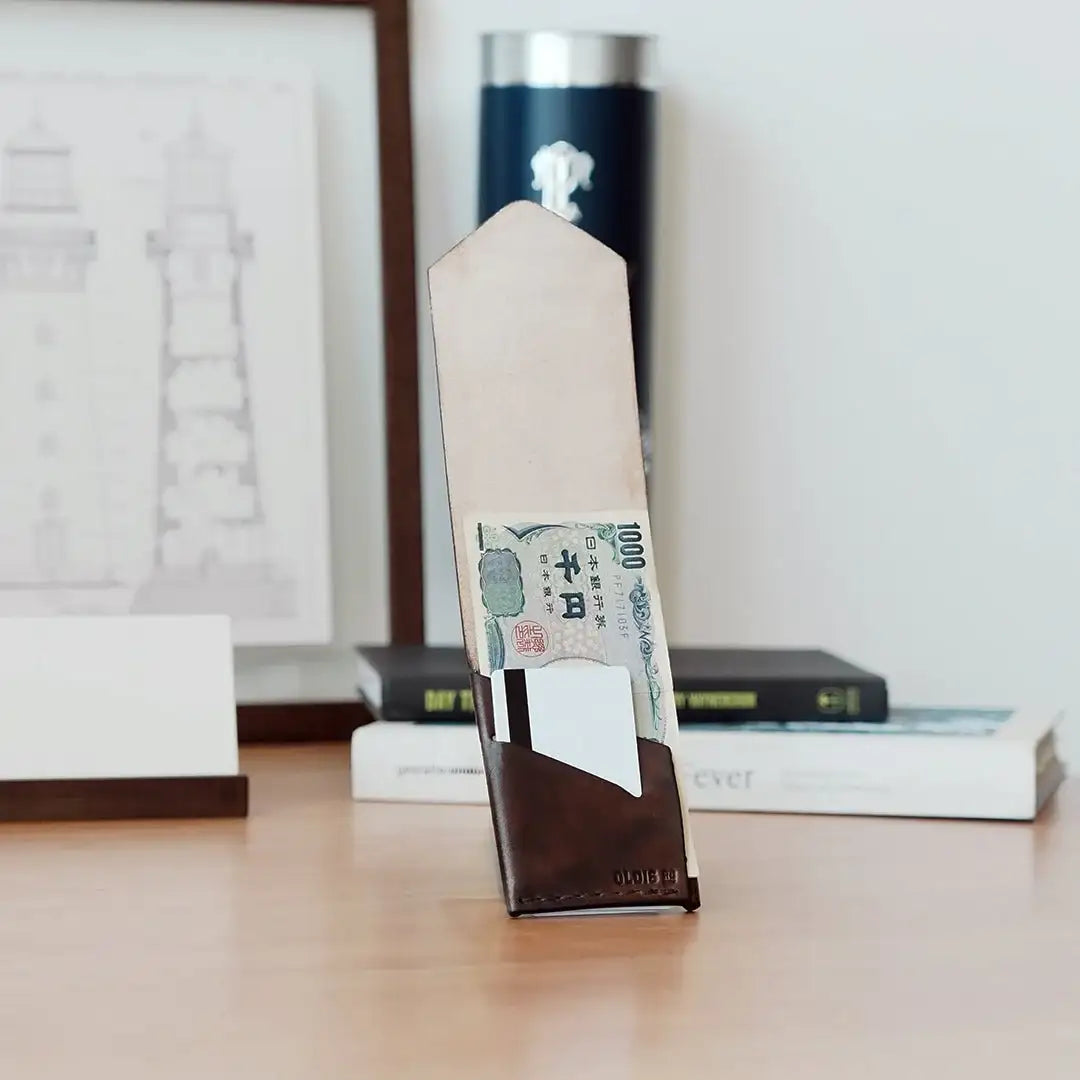 Oldis Three: Minimalist Vertical Wallet