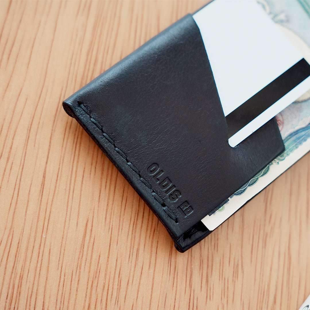 Oldis Three: Minimalist Vertical Wallet