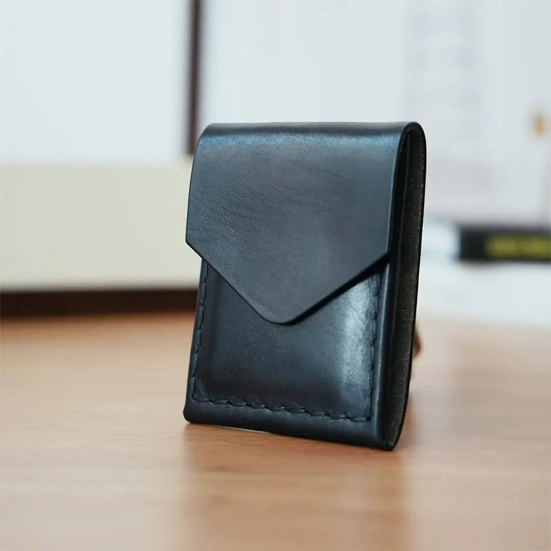 Oldis Three: Minimalist Vertical Wallet