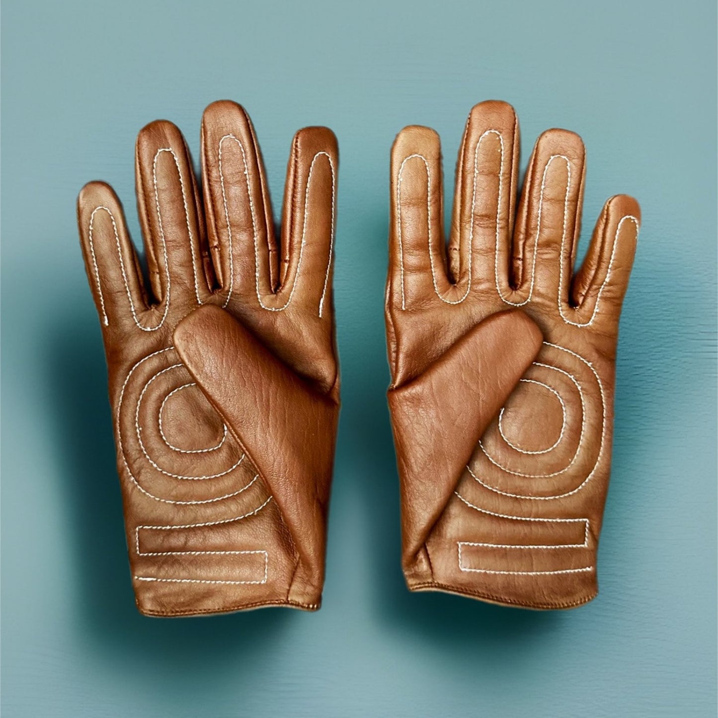 Vintage motorcycle gloves made from premium lambskin leather, designed for comfort and durability.