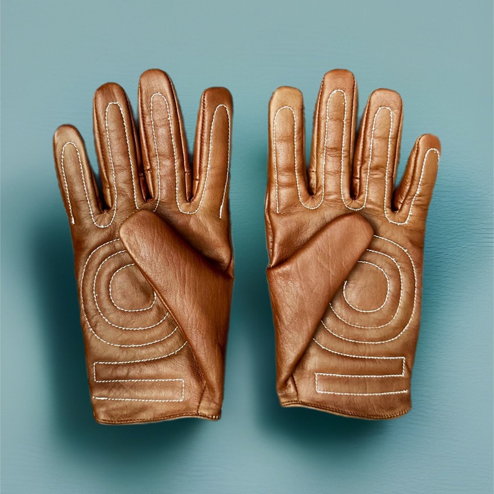 Vintage motorcycle gloves made from premium lambskin leather, designed for comfort and durability.