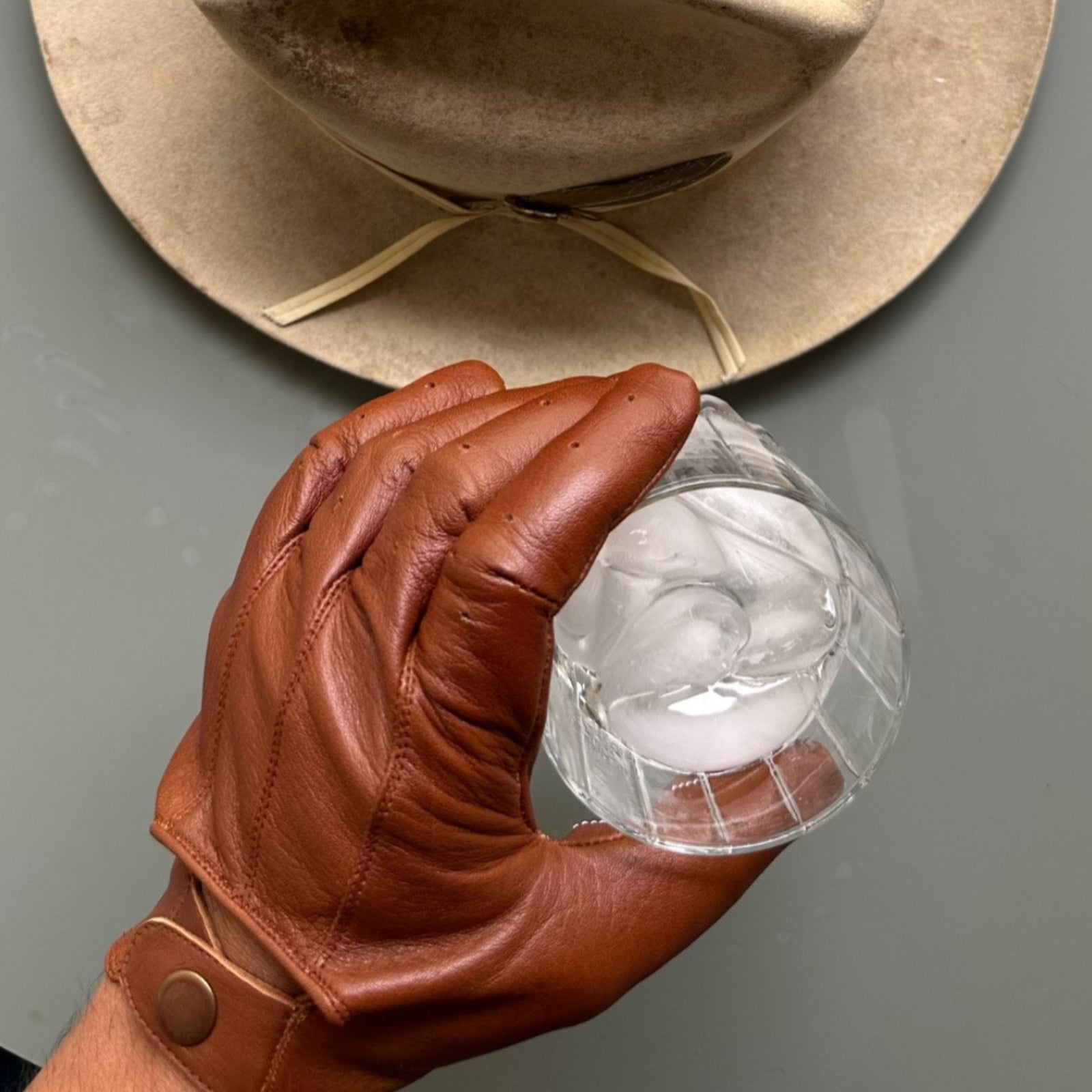 Vintage motorcycle gloves made from premium lambskin leather, designed for comfort and durability.